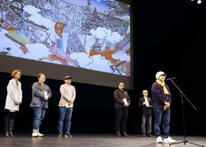 第1回新潟国際アニメーション映画祭の授賞式でスピーチする押井守審査委員長(右)=2023年3月、新潟市中央区