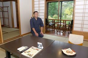 大改修を終えた嵐渓荘本館「緑風館」の客室=三条市長野