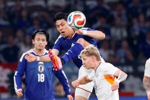 日本―アイスランド 前半、競り合う遠藤(中央)=MUFGスタジアム