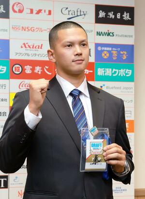 写真撮影に応じる能登投手=エコスタ