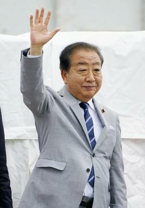 街頭演説で有権者らに手を振る立憲民主党の野田代表=15日午後、新潟県魚沼市