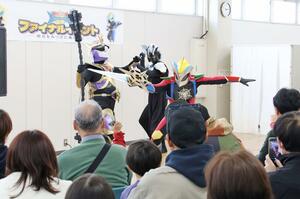 最後のステージとなったヒーローショーで敵と戦うミツケンバー＝見附市学校町１