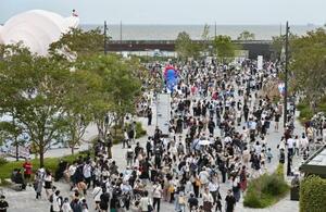 大勢の来場者でにぎわう大阪・関西万博の会場=12日、大阪市此花区の夢洲