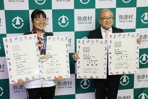 国スポの自転車競技で2冠を達成し、本間芳之・弥彦村長に報告した水谷彩奈さん=弥彦村役場