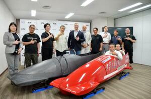 ポーズする下町ボブスレーの関係者ら=5日、東京都大田区