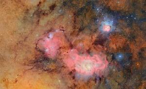 ベラ・ルービン天文台が撮影した画像。地球から数千光年離れた星雲(中央)などが鮮やかに写し出されている(NSF―DOE Vera C. Rubin Observatory提供)