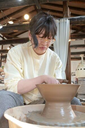 ２０２０年に完成した工房でろくろに向かう押味玖弥呼さん＝新潟市秋葉区滝谷本町