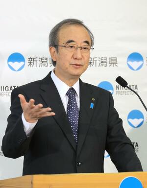 定例会見で質問に答える花角英世知事=5月29日、県庁