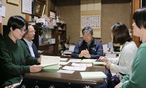 「女の一生」の再版に向けて話し合う鈴木雅子さん（左）ら再版会のメンバー＝三条市