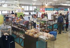 今季の営業を始め、多くの人でにぎわう柏崎港観光交流センター「夕海」=柏崎市番神1