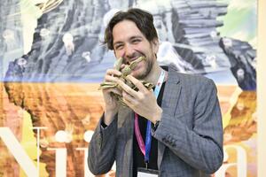 新潟名物笹だんごをほおばるしぐさをするホセ・ハビエル・フェルナンデス・ディアスさん