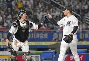 7回を投げ終え、捕手寺地(左)とタッチを交わすロッテ・田中晴也。3勝目を挙げた=ZOZOマリン