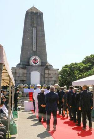 トルコ軍艦「エルトゥールル号」の慰霊碑前で行われた追悼式典=16日午前、和歌山県串本町