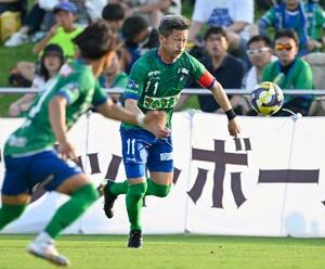 JFL三重戦でプレーするアトレチコ鈴鹿の三浦知良(右)=三重交通Gスポーツの杜鈴鹿