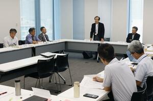 第32回NIE新聞記事感想文コンクールの審査会=10月1日、新潟市中央区の新潟日報メディアシップ