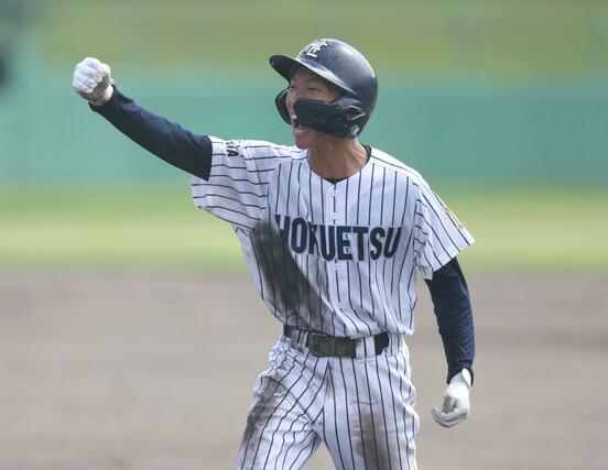 北越－長岡　４回北越２死一、三塁、バント安打を決め塁上でガッツポーズをする小林幹大＝９月１６日、新発田市五十公野公園野球場