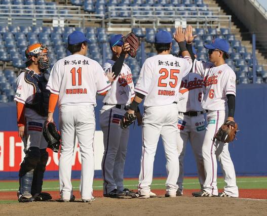 勝利し、喜びを分かち合うオイシックスナイン＝９月６日、新潟市中央区のエコスタ