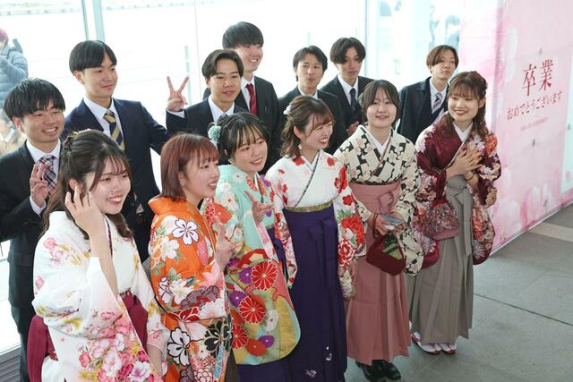 記念撮影する新潟大の卒業生。４月からは、それぞれの道を歩む＝３月２４日、新潟市中央区