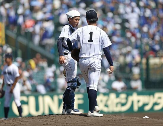 新潟産大付、2回ピンチでマウンドに集まる堀田温斗(左)と宮田塁翔