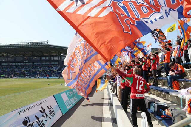 試合前、声援を送る新潟サポーター＝アシさと