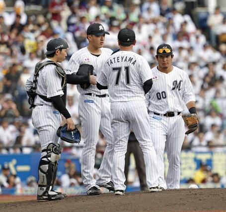 ３回、ピンチを迎えたロッテ先発の田中晴（左から２人目）＝ＺＯＺＯマリン