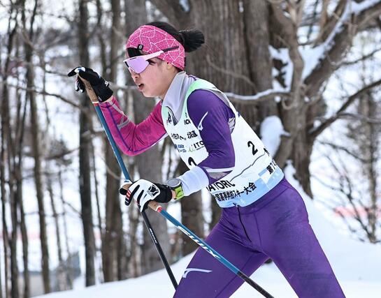 公開競技の女子複合の後半距離で力走する近藤きよら（新井）＝２月９日、北海道名寄市のなよろ健康の森クロスカントリーコース