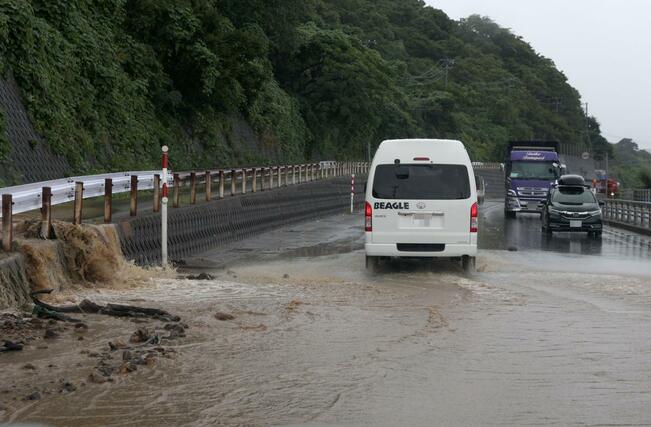 泥水が流れ込む国道8号=3日午前9時半過ぎ、上越市虫生岩戸(画像の一部を加工しています)