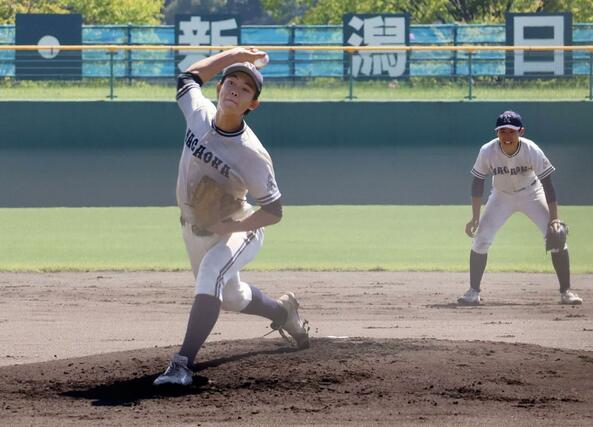 ８回途中まで投げた長岡の先発長谷川倖＝９月１１日、柏崎市の柏崎市佐藤池野球場