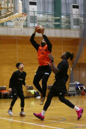 敵地品川戦に向けて練習する新潟の選手たち＝弥彦村