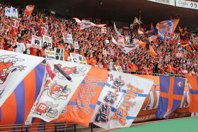 試合開始前、練習する選手にエールを送るサポーター＝２０２６年５月３日、新潟市中央区のデンカビッグスワン