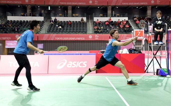 バドミントン男子ダブルス３位決定戦　タイ組と戦う沼倉昌明（右）・太田歩組＝京王アリーナ