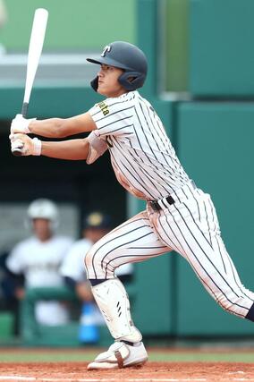 ７回帝京長岡１死一、二塁、松本覇が中前適時打を放ち２－２＝富山市民球場