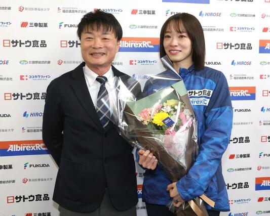 サプライズで登場した恩師の和田紀明さん（左）と写真撮影に応じる広田