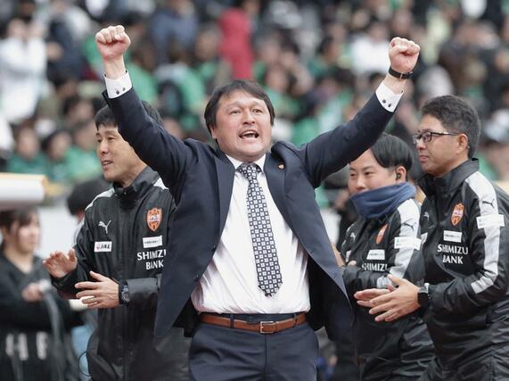 東京Ｖに競り勝ち、ガッツポーズする清水・秋葉監督＝国立競技場