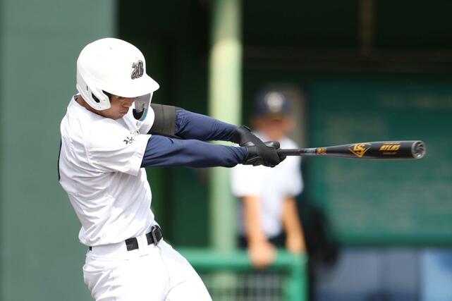 日本文理－帝京長岡　１回日本文理２死一、二塁、臼木彪牙が２点適時二塁打を放ち２－０＝２３日、三条市月岡４の三条パール金属スタジアム