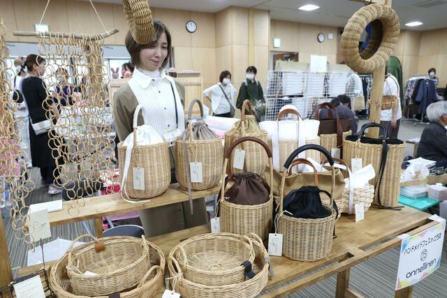 かごバッグなどが並ぶブース＝３１日、長岡市中央公園