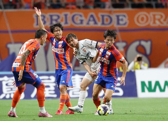 新潟－清水　前半、激しい守備でボールを奪うＭＦ新井泰貴（右）＝１３日、デンカビッグスワン