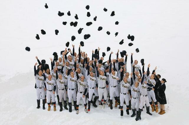 センバツ出場が決まり、喜ぶ帝京長岡高校ナイン＝３０日、長岡市