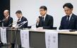 　マイクロバス事故を巡り記者会見する北越高の灰野正宏校長（右から２人目）ら＝７日、新潟市