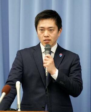 記者会見する日本維新の会の吉村代表=13日午後、大阪府庁
