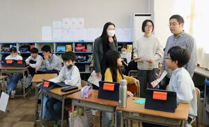 カミフル門前市に向け、商店街関係者らと準備を進める新潟小の児童=新潟市中央区東大畑通1