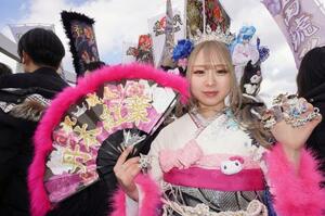 北九州市小倉北区で開かれた「二十歳の記念式典」の参加者=11日午前