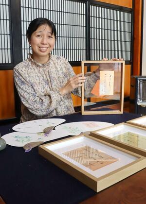 展示予定の作品を手にする小川和恵さん＝佐渡市鷲崎