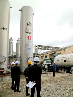 大阪・関西万博で回収されたCO2が入ったタンク=新潟市北区