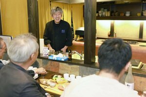 和食と日本酒を楽しむ会が50回を迎えた「旬の閃き 柳庵」。奥は店主の齋藤芳憲さん=村上市岩船駅前