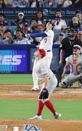 米大リーグのフィリーズ戦で50号ソロを放つドジャース・大谷翔平。50本塁打に2年連続で到達した=16日、ロサンゼルス(共同)