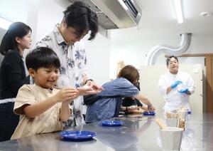 団子作りを体験する親子ら=長岡市摂田屋4