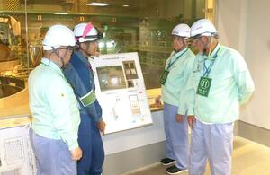 東京電力柏崎刈羽原発6号機を視察した原子力改革監視委員会のデール・クライン委員長(右から2人目)=26日、柏崎刈羽原発