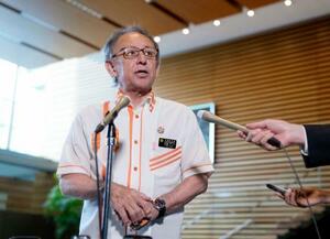 記者団の取材に応じる沖縄県の玉城デニー知事=22日午前、首相官邸