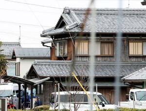 　男性が血を流して倒れているのが見つかった滋賀県甲賀市の住宅＝２０日午前１１時６分